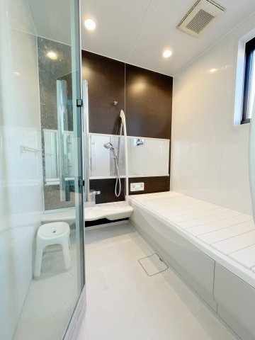 郡山市緑ヶ丘5丁目　緑ヶ丘一小・緑ヶ丘中の洗面所|三面鏡のあるシャワー付き洗面台が印象的な洗面室！ランドリー収納付きなのでタオルなどもすっきり収納♪