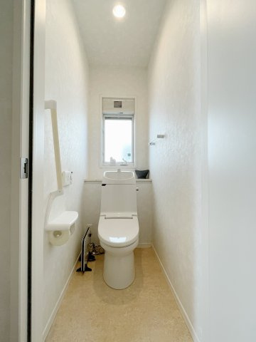 郡山市緑ヶ丘5丁目　緑ヶ丘一小・緑ヶ丘中の内装|廊下にはおしゃれなニッチあり！ちょっとした小物を飾るだけでも無機質な空間がおしゃれに彩られますね！