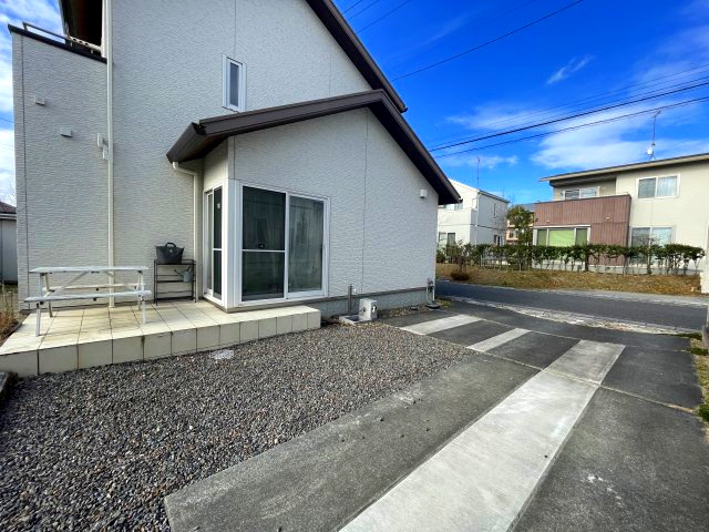 郡山市緑ヶ丘5丁目　緑ヶ丘一小・緑ヶ丘中の駐車場|駐車場入り口にはおしゃれな石張り♪