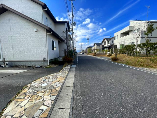 郡山市緑ヶ丘5丁目　緑ヶ丘一小・緑ヶ丘中の前面道路含む現地写真|積水ハウスの分譲地が並んだ高級感のある街並み。