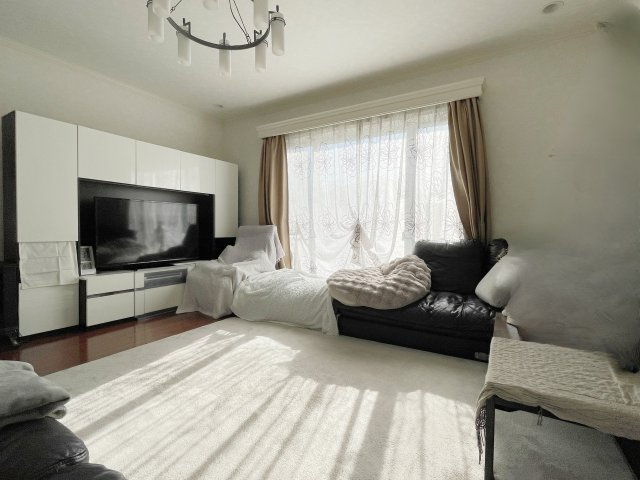 郡山市緑ヶ丘5丁目　緑ヶ丘一小・緑ヶ丘中のキッチン|天井が高くおしゃれなアイランドキッチンは家族と楽しく会話をしながら料理や片付けができ作業がはかどる♪