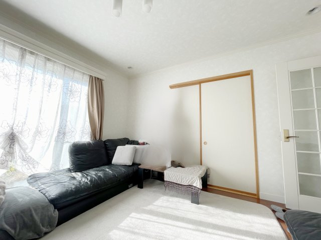 郡山市緑ヶ丘5丁目　緑ヶ丘一小・緑ヶ丘中の玄関|白い外壁に映える重厚感のある落ち着いたドア♪