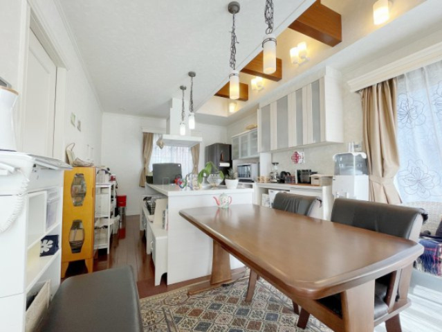 郡山市緑ヶ丘5丁目　緑ヶ丘一小・緑ヶ丘中の玄関|玄関収納も充実◎アーチ状の壁が柔らかな雰囲気を醸し出し圧迫感を和らげます！