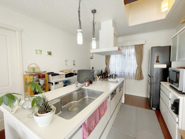 郡山市緑ヶ丘5丁目　緑ヶ丘一小・緑ヶ丘中のキッチン|アイランドキッチンは壁が少なく開放感があり空間全体を見渡せるので楽しくお料理ができそうですね♪