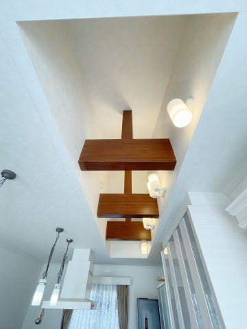 郡山市緑ヶ丘5丁目　緑ヶ丘一小・緑ヶ丘中の居間・リビング|リビングにソファーを置いても十分な広さ♪リビング隣には和室もあるのでふすまを開けると開放的な空間に！