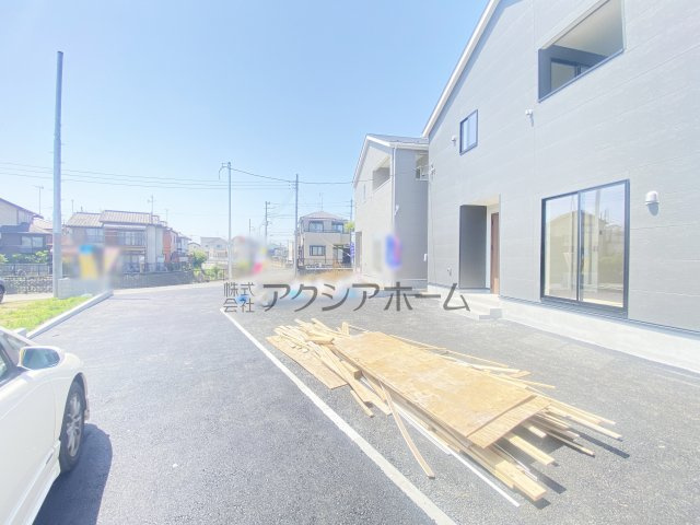 所沢市久米・全3棟　新築一戸建　2号棟　～駐車並列2台～の前面道路含む現地写真