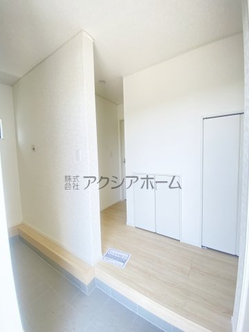 所沢市久米・全3棟　新築一戸建　2号棟　～駐車並列2台～の玄関