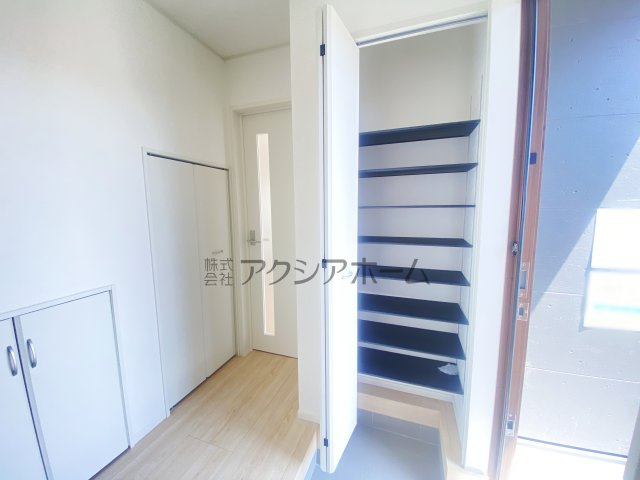 所沢市久米・全3棟　新築一戸建　2号棟　～駐車並列2台～の収納