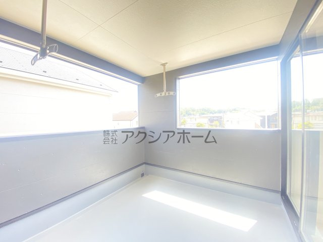 所沢市久米・全3棟　新築一戸建　2号棟　～駐車並列2台～のバルコニー
