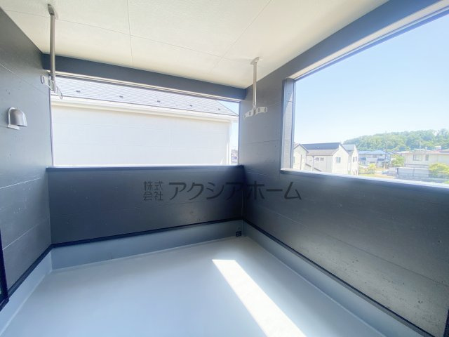 所沢市久米・全3棟　新築一戸建　2号棟　～駐車並列2台～のバルコニー