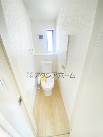 所沢市久米・全3棟　新築一戸建　2号棟　～駐車並列2台～のトイレ|2階　トイレ
