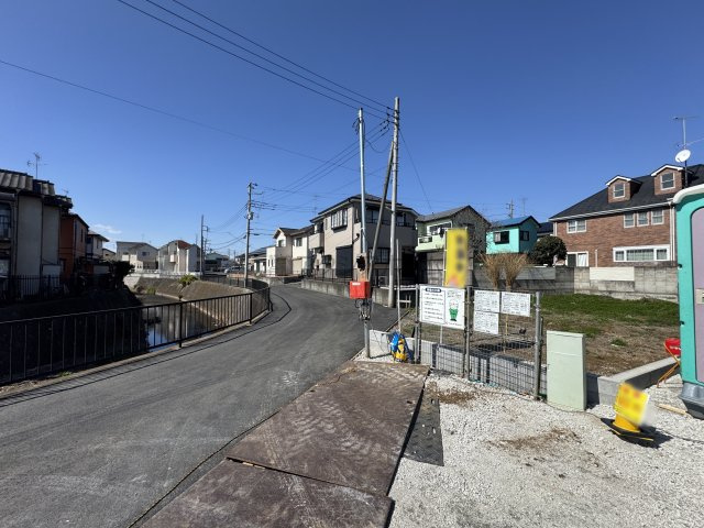 所沢市久米・全3棟　新築一戸建　2号棟　～駐車並列2台～の前面道路含む現地写真|現地写真（2026年3月12日撮影）