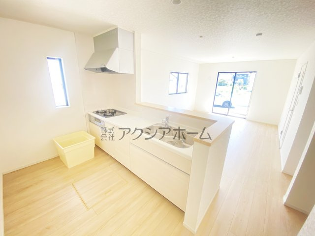 所沢市久米・全3棟　新築一戸建　2号棟　～駐車並列2台～のキッチン|オープンエアなカウンタータイプの対面キッチン