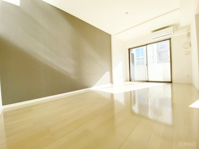 グランヴレーユの居間・リビング|落ち着いたアクセントクロス！