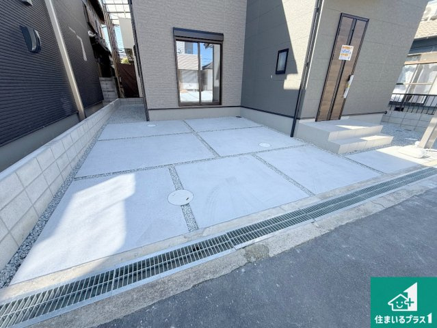 泉佐野市南中樫井　新築一戸建ての駐車場|並列２台駐車可能！ゆとりの駐車スペースで車庫入れもスムーズ！