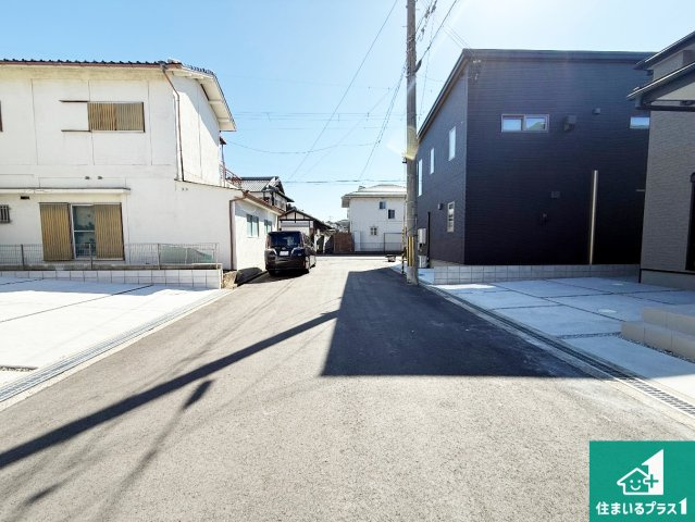 泉佐野市南中樫井　新築一戸建ての前面道路含む現地写真|周辺は閑静な住宅街！前面道路広々で車の出し入れも便利です。駐車が苦手な方でも安心して車庫入れできます！
