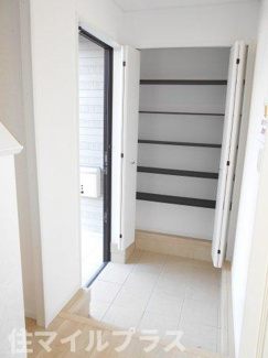 【玄関】 | 西郷村米堀川向新築一戸建て4棟 | 収納もある玄関です