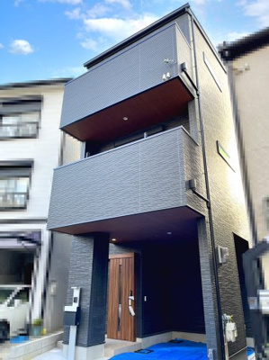 【外観パース】 | 高槻市城西町　建築条件無し売土地♪ | 【同社施工例写真】外観♪
黒の外壁に木調の玄関トビラが映えた3階建ての新築戸建て♪