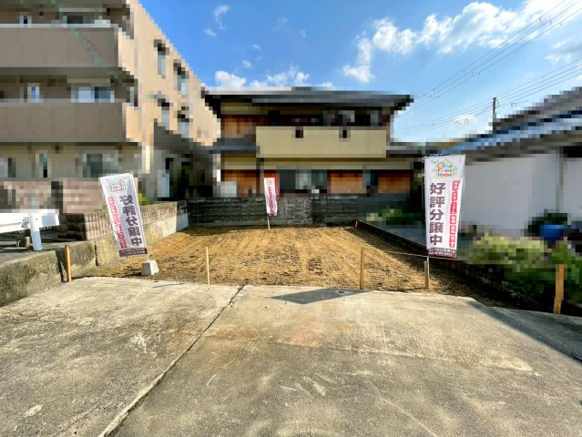 【外観】 | 高槻市城西町　建築条件無し売土地♪ | 【現地写真】
・現状更地！自由設計可能♪
・前面道路、約6.8メートル(歩道含む)♪
・間口8.4ｍで駐車ラクラク♪
