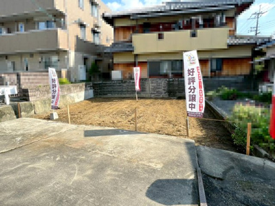 【外観】 | 高槻市城西町　建築条件無し売土地♪ | 【現地写真】
・現状更地！自由設計可能♪
・前面道路、約6.8メートル(歩道含む)♪
・間口8.4ｍで駐車ラクラク♪