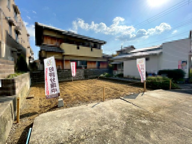 【外観】 | 高槻市城西町　建築条件無し売土地♪ | 【現地写真】
・現状更地！自由設計可能♪
・前面道路、約6.8メートル(歩道含む)♪
・間口8.4ｍで駐車ラクラク♪