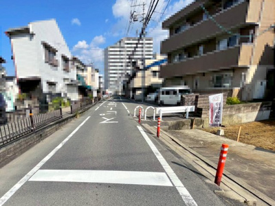 【前面道路含む現地写真】 | 高槻市城西町　建築条件無し売土地♪ | 【現地写真】
・現状更地！自由設計可能♪
・前面道路、約6.8メートル(歩道含む)♪
・間口8.4ｍで駐車ラクラク♪