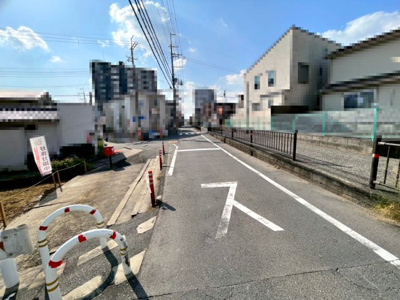 【前面道路含む現地写真】 | 高槻市城西町　建築条件無し売土地♪ | 【現地写真】
・現状更地！自由設計可能♪
・前面道路、約6.8メートル(歩道含む)♪
・間口8.4ｍで駐車ラクラク♪