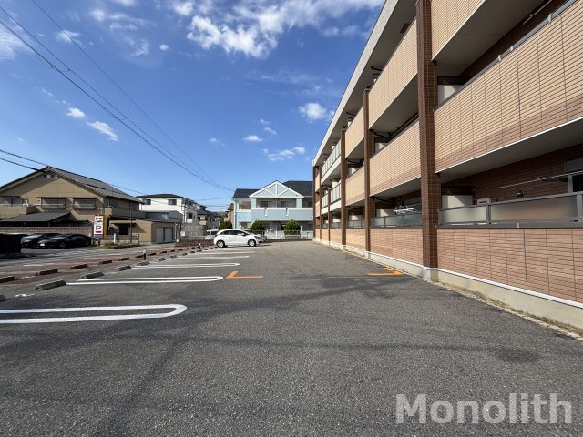 メゾンアウローラの駐車場