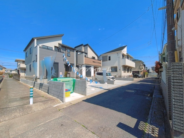 越谷市宮本町3丁目　新築一戸建て　1号棟の前面道路含む現地写真