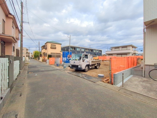 越谷市宮本町3丁目　新築一戸建て　2号棟の前面道路含む現地写真