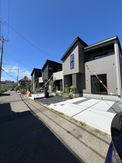 【前面道路含む現地写真】 | GRAN　FELIDIA千葉市稲毛区長沼町4期 | 前面道路含む現地写真です。道路幅もあり車の出し入れしやすい立地です。