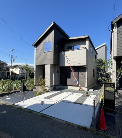 質感豊かなサイディングを採用し、外壁には凹凸のあるデザイン性の高いサイディング材を使用しており、単調にならず重厚感を演出しています。