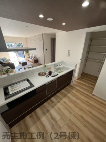 キッチンには、オール電化3口コンロ、 浄水器、食器洗乾燥機を設置。