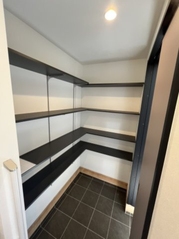 2号棟／汚れた外遊び道具もそのまま収納ができ、部屋を汚しません。