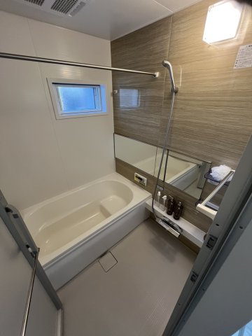 茶系のアクセントパネルが癒やしと高級感を演出。換気乾燥機付きで雨の日も快適。