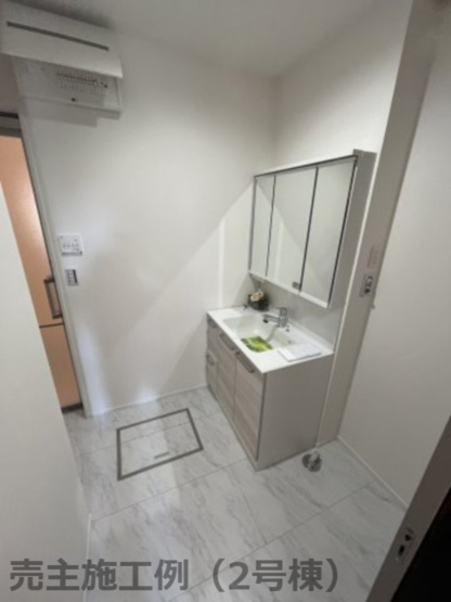 三面鏡／収納が豊富で使い勝手に優れている三面鏡です。引き出しと開き扉の組み合わせで効率よく収納できます。