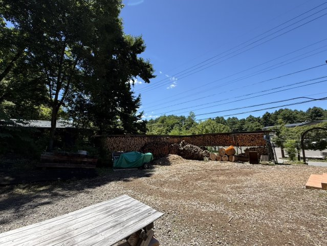 【商談中】南軽井沢 風越エリア 大通り沿いの6LDK 中古戸建の庭