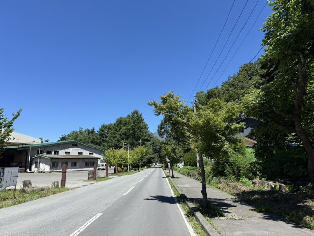 【商談中】南軽井沢 風越エリア 大通り沿いの6LDK 中古戸建の前面道路含む現地写真