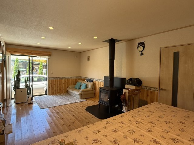 南軽井沢 風越エリア 大通り沿いの6LDK 中古戸建の居間・リビング