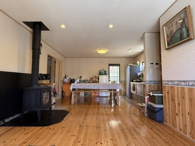 南軽井沢 風越エリア 大通り沿いの6LDK 中古戸建の居間・リビング