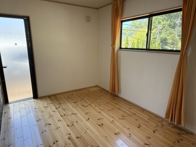 南軽井沢 風越エリア 大通り沿いの6LDK 中古戸建の洋室