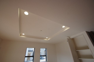 【居間・リビング】 | 【仲介手数料無料！！】稲城市若葉台1丁目　新築戸建て（全9区画）9号棟 5680万円 | 折り上げ天井