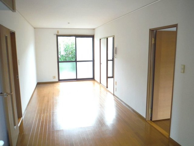 クレール津福Ⅰの居間・リビング|こちらのリビングで趣味の時間をお楽しみください