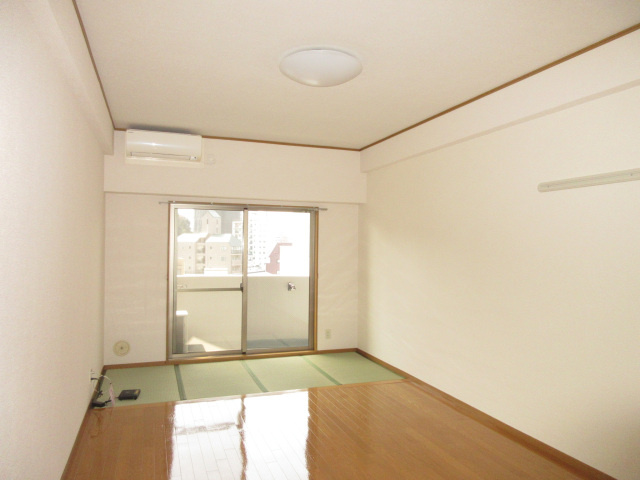 ソシアル琥珀の和室