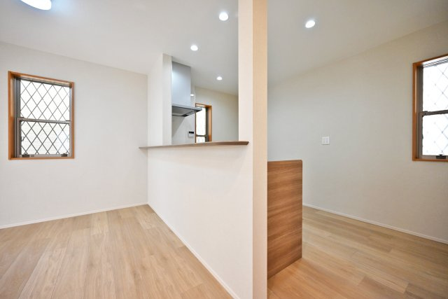 西宮市日野町中古戸建│3LDK+駐車1台可（制限有）のキッチン|リビング側から手元が見えにくい設計のため、来客があっても安心です。