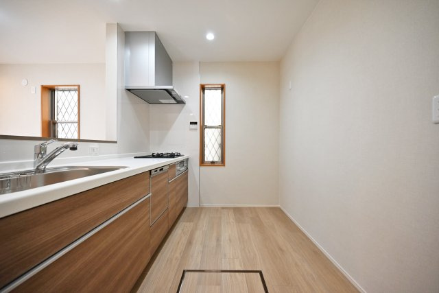 西宮市日野町中古戸建│3LDK+駐車1台可（制限有）のキッチン|キッチンスペースが広く、人とすれ違っても余裕があります。お子様にお料理を教えるのも楽しそうですね。