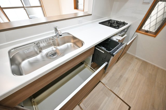 西宮市日野町中古戸建│3LDK+駐車1台可（制限有）のキッチン|キッチンに収納が多く大きいお鍋も収納できるため、お料理好きな方も安心です。コンロが3口あるため、たくさんのお料理を一気に作ることもできます。