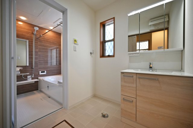 西宮市日野町中古戸建│3LDK+駐車1台可（制限有）の独立洗面台|三面鏡付き洗面台は収納力◎化粧品類をたくさん置けるため、洗顔から歯磨き、メイク、髪の毛のセットが一通り済ませることができます。