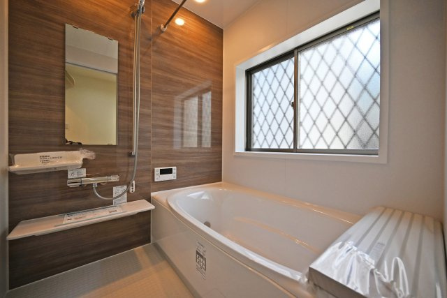 西宮市日野町中古戸建│3LDK+駐車1台可（制限有）の浴室|お風呂に窓があるため、換気がしやすくカビの繁殖を防げます。また朝風呂派の方は朝の清々しい陽光を浴びながら入浴できます。