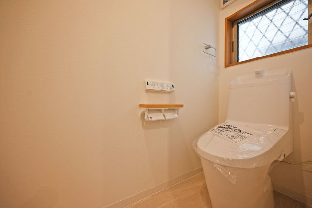 西宮市日野町中古戸建│3LDK+駐車1台可（制限有）のトイレ|お手洗いに窓があり、自然光を取り入れることができる上、換気がしやすく臭気がこもりにくくなっております。